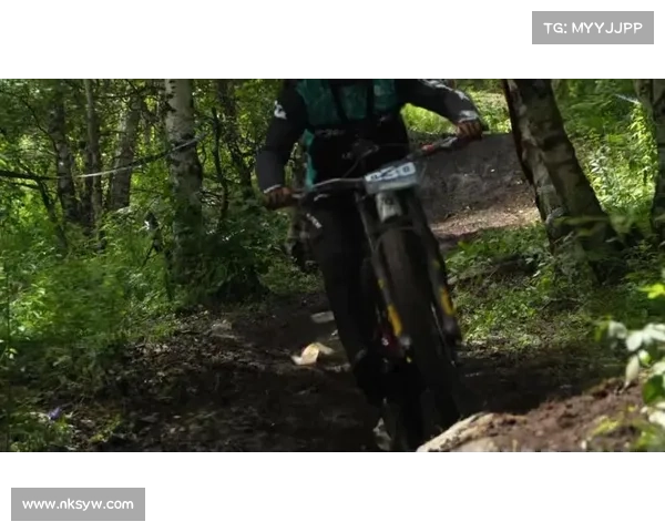 2017速降赛事-2017年全球山地速降锦标赛精英选手激烈竞争极限赛道展现速度与技巧 2017速降赛事-2017年全球山地速降锦标赛精英选手激烈竞争极限赛道展现速度与技巧